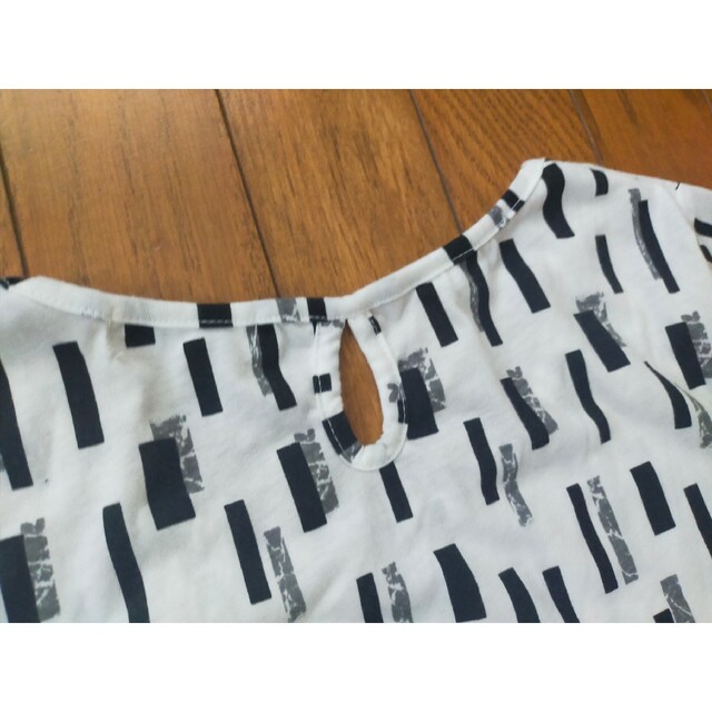 半袖ロング丈Tシャツ　レディーストップス　カジュアル　モノクロ　プリント　白黒 レディースのトップス(Tシャツ(半袖/袖なし))の商品写真