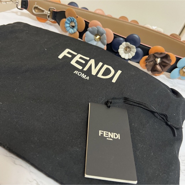 FENDI(フェンディ)の【美品】FENDI フェンディ　ストラップユー　ショルダー　フラワー レディースのバッグ(その他)の商品写真