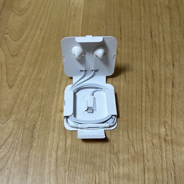 Apple(アップル)のApple EarPods with Lightning Connector スマホ/家電/カメラのオーディオ機器(ヘッドフォン/イヤフォン)の商品写真