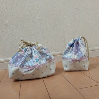 ★いちぢくタルト　ハンドメイド★薄い紫花柄×水玉のお弁当袋&コップ袋セット(ランチボックス巾着)