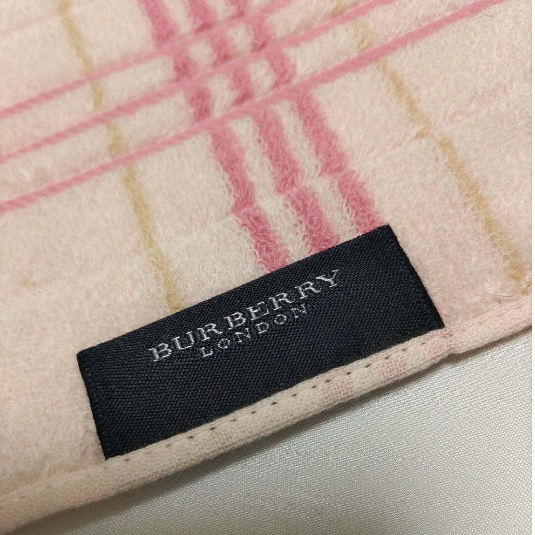 BURBERRY(バーバリー)のくう様の専用です！！BURBERRY　タオルハンカチ２枚 レディースのファッション小物(ハンカチ)の商品写真