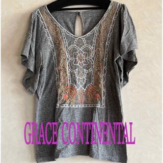 グレースコンチネンタル(GRACE CONTINENTAL)の美品　グレースコンチネンタル　カラー刺繍袖フリルカットソー　グレー(カットソー(半袖/袖なし))