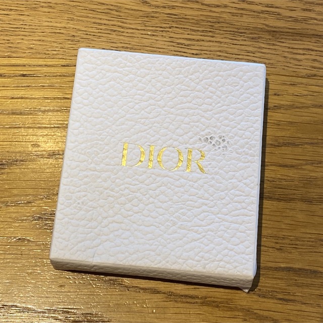 Dior(ディオール)のDior ノベルティ ピンバッチ エンタメ/ホビーのコレクション(ノベルティグッズ)の商品写真