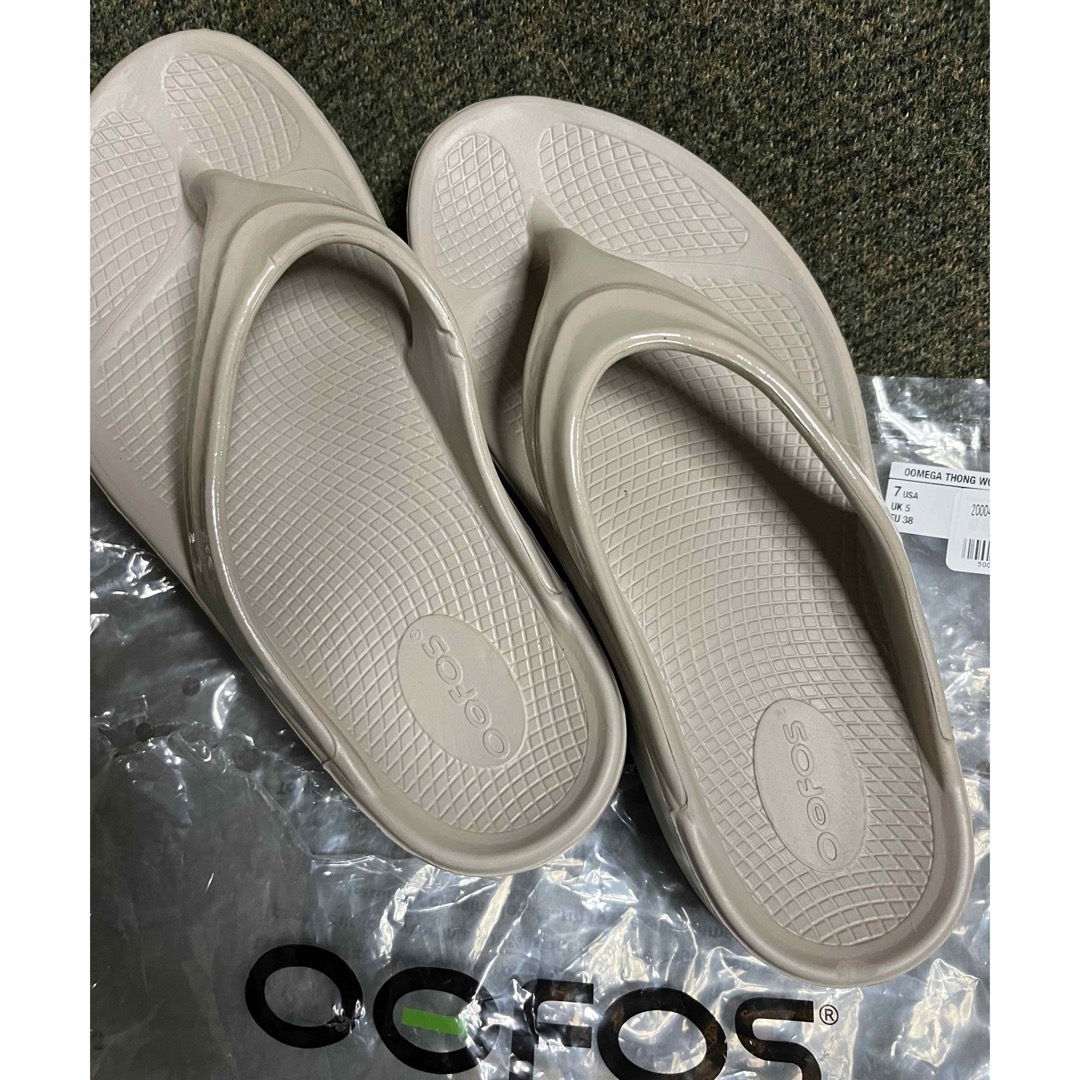 OOFOS(ウーフォス)のmitaaanサマ専用❤︎ウーフォス　ウーメガ　新品 レディースの靴/シューズ(サンダル)の商品写真