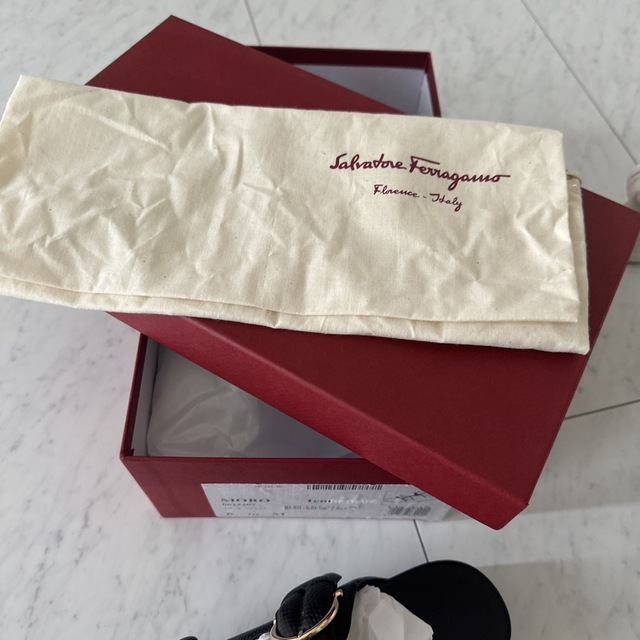 Salvatore Ferragamo(サルヴァトーレフェラガモ)の値下げ☆フェラガモ⭐︎夏用サンダル☆黒　6ハーフ☆新品 レディースの靴/シューズ(サンダル)の商品写真