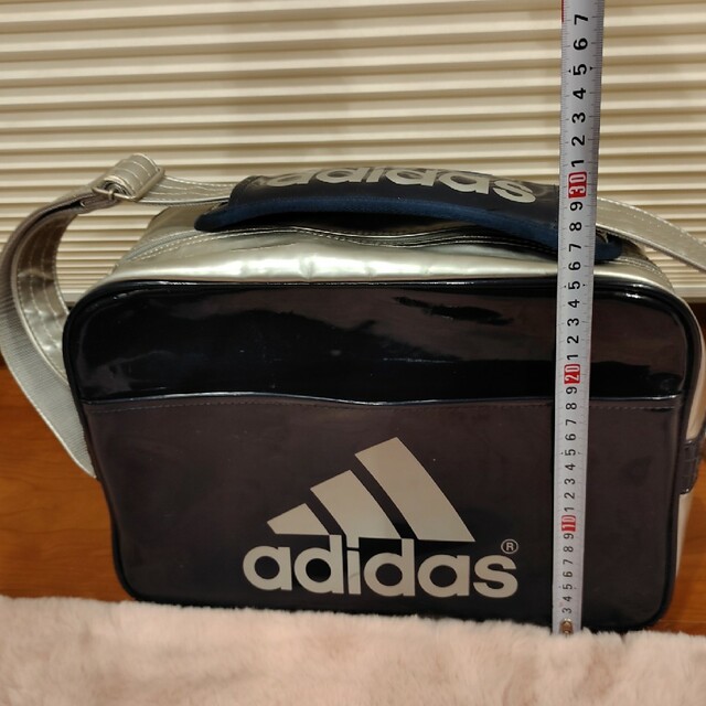 adidas(アディダス)のエナメルバッグ　スポーツバッグ　アディダス　ネイビー　シルバー メンズのバッグ(ショルダーバッグ)の商品写真
