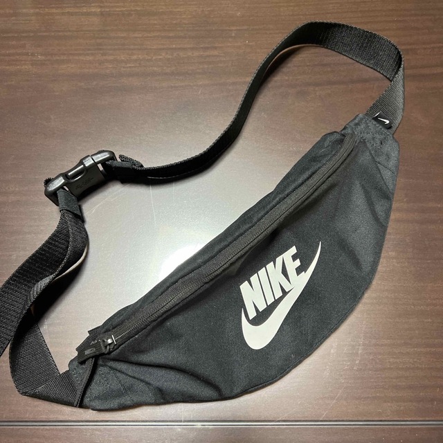 NIKE ウエストバック ボディーバック 美品 メンズのバッグ(ボディーバッグ)の商品写真