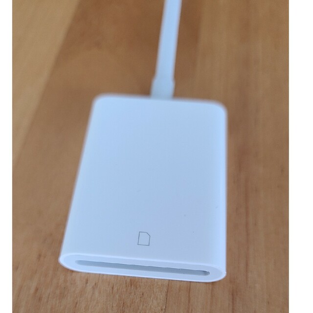 Apple(アップル)の【純正】iPhone用SDカードリーダー スマホ/家電/カメラのPC/タブレット(PC周辺機器)の商品写真