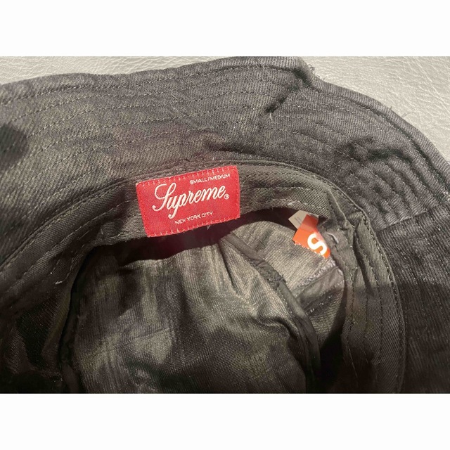 Supreme(シュプリーム)のsupreme Frayed Patchwork Denim Crusher 黒 メンズの帽子(ハット)の商品写真