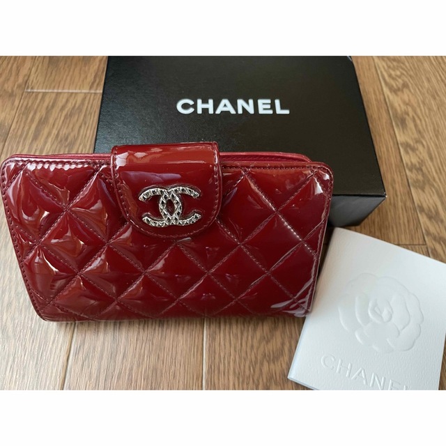 CHANEL エナメル財布　レッド