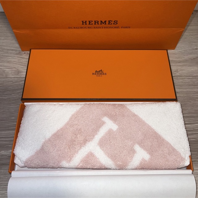 Hermes(エルメス)の【新品未使用】エルメス　タオル　ハンカチ　ピンク レディースのファッション小物(ハンカチ)の商品写真