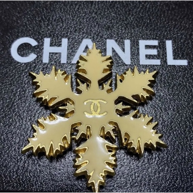 CHANEL(シャネル)のシャネル ヴィンテージブローチ スノーモチーフ 雪の結晶 レディースのアクセサリー(ブローチ/コサージュ)の商品写真