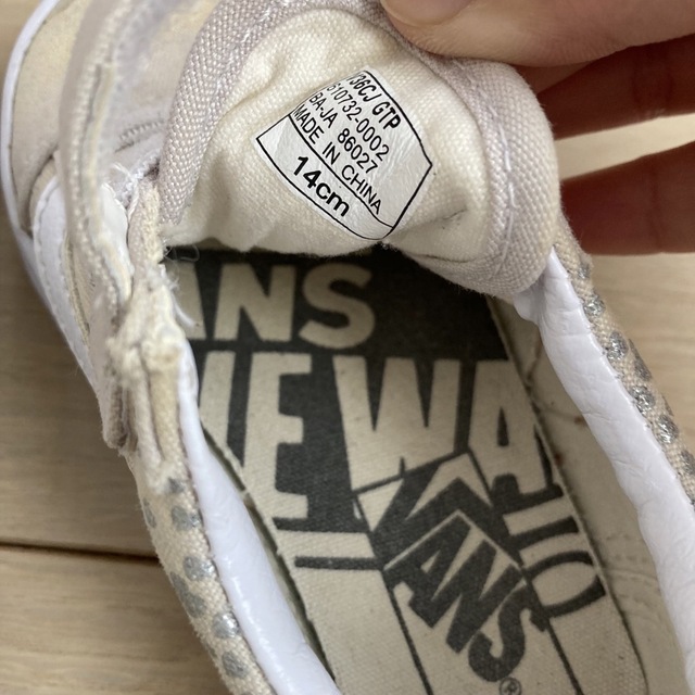 VANS(ヴァンズ)のバンズ★キラキラオフホワイトスニーカー キッズ/ベビー/マタニティのベビー靴/シューズ(~14cm)(スニーカー)の商品写真