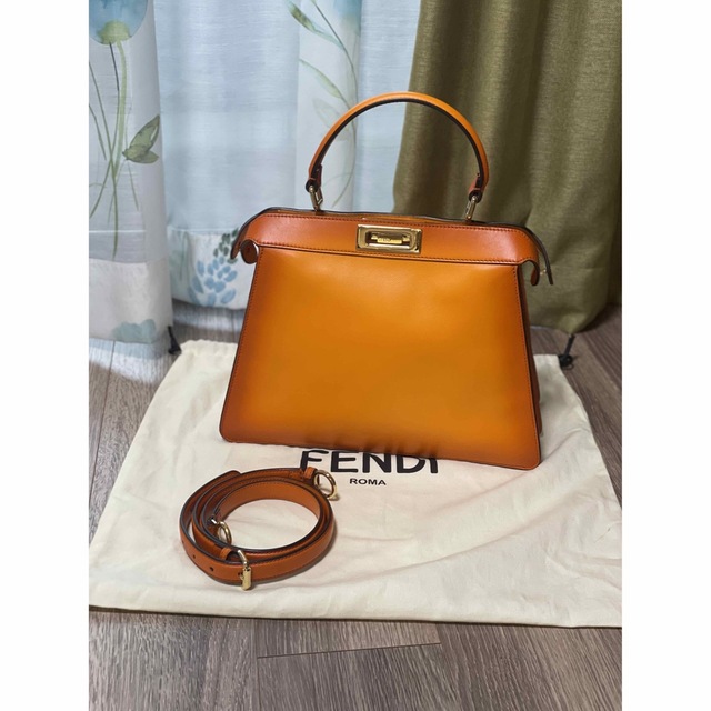 FENDI(フェンディ)のReika様専用ページフェンディ  ピーカブー  アイシーユー　ミディアム レディースのバッグ(ショルダーバッグ)の商品写真