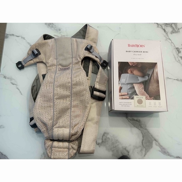 BABYBJORN(ベビービョルン)のベビービョルン ベビーキャリアミニ　抱っこ紐　パーリーピンク キッズ/ベビー/マタニティの外出/移動用品(抱っこひも/おんぶひも)の商品写真