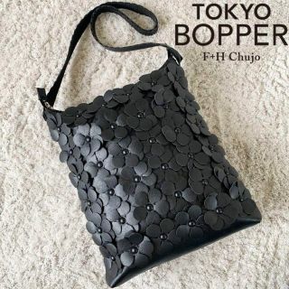 トーキョーボッパー(TOKYO BOPPER)の極　美品✨トーキョーボッパー　花モチーフ　ショルダー　A4収納可　ブラック(ショルダーバッグ)