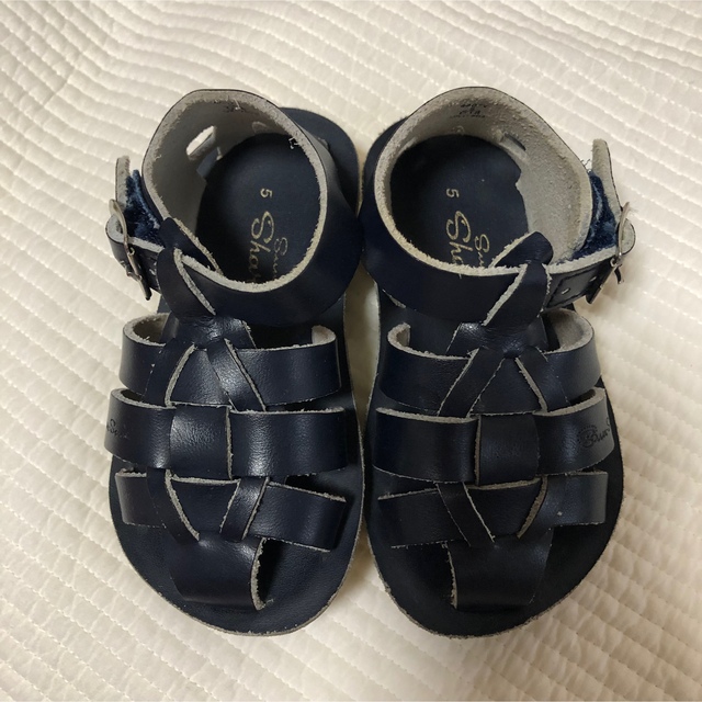 こどもビームス(コドモビームス)のソルトウォーター　ネイビー　5  SALT WATER SANDALS キッズ/ベビー/マタニティのベビー靴/シューズ(~14cm)(サンダル)の商品写真