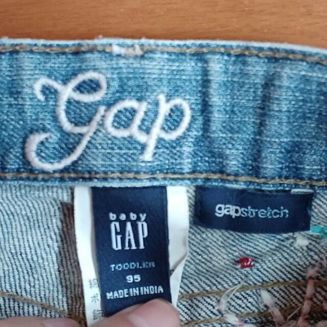 babyGAP(ベビーギャップ)のbabyGAP　女の子デニム　95㎝ キッズ/ベビー/マタニティのキッズ服女の子用(90cm~)(パンツ/スパッツ)の商品写真