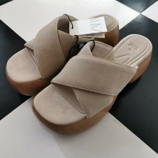 ザラ(ZARA)の新品 ZARA ウッドソールサンダル 23.5cm ベージュ(サンダル)