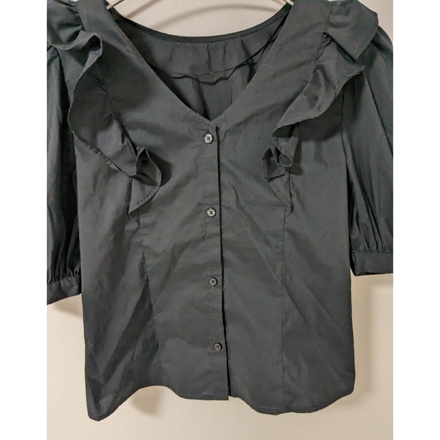 GU(ジーユー)のGU ジーユー パフスリーブ フリルブラウス 5分袖 ブラック 黒 S レディースのトップス(シャツ/ブラウス(半袖/袖なし))の商品写真