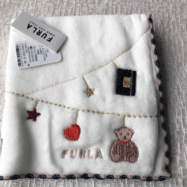 Furla(フルラ)のFURLA  フルラ　刺繍入り　タオルハンカチ レディースのファッション小物(ハンカチ)の商品写真