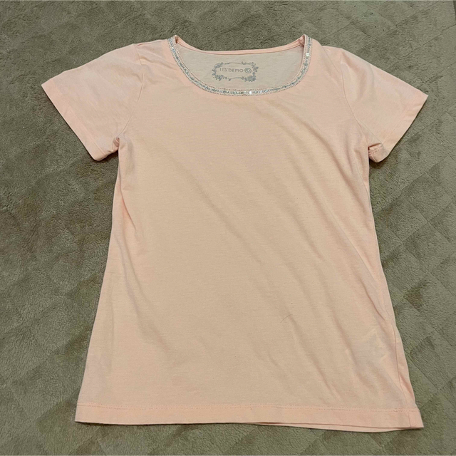 ITS'DEMO(イッツデモ)のサーモンピンクのきれいめTシャツ レディースのトップス(Tシャツ(半袖/袖なし))の商品写真
