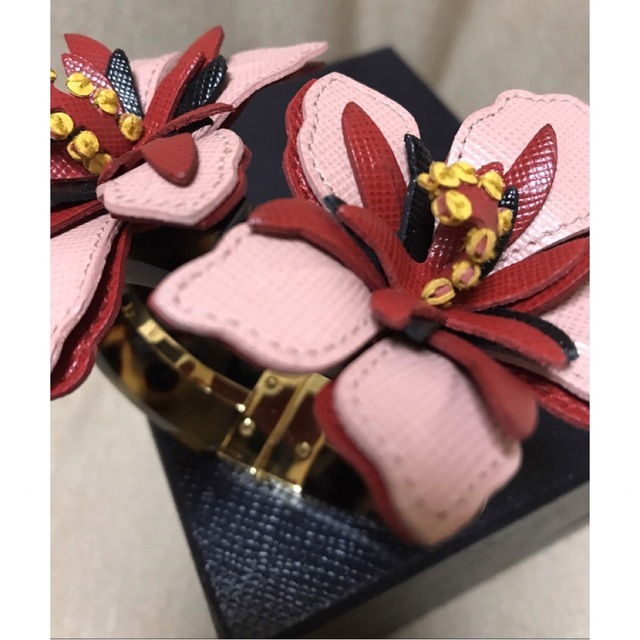 PRADA(プラダ)のレア☆PRADA プラダ　バングル ピンク レッド 花　フラワー　ブレスレット レディースのアクセサリー(ブレスレット/バングル)の商品写真