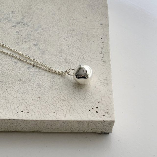 CHIEKO+ wonky ball necklace silver