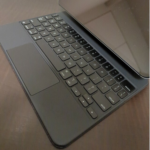 Apple(アップル)のiPad Pro 11㌅ 第2世代 256GB と Magic Keyboard スマホ/家電/カメラのPC/タブレット(タブレット)の商品写真