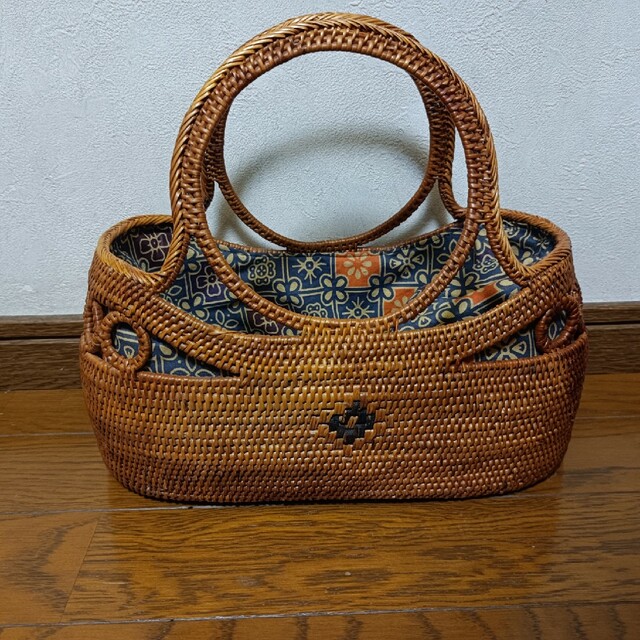 アタの籠　カゴバッグ　レディース　夏用　癒し音（ガムランボール）付き　バリ レディースのバッグ(かごバッグ/ストローバッグ)の商品写真