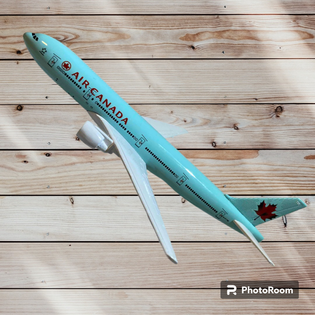 ★【飛行機模型・新品】エア・カナダ　B777－200　全長16cm エンタメ/ホビーのテーブルゲーム/ホビー(航空機)の商品写真