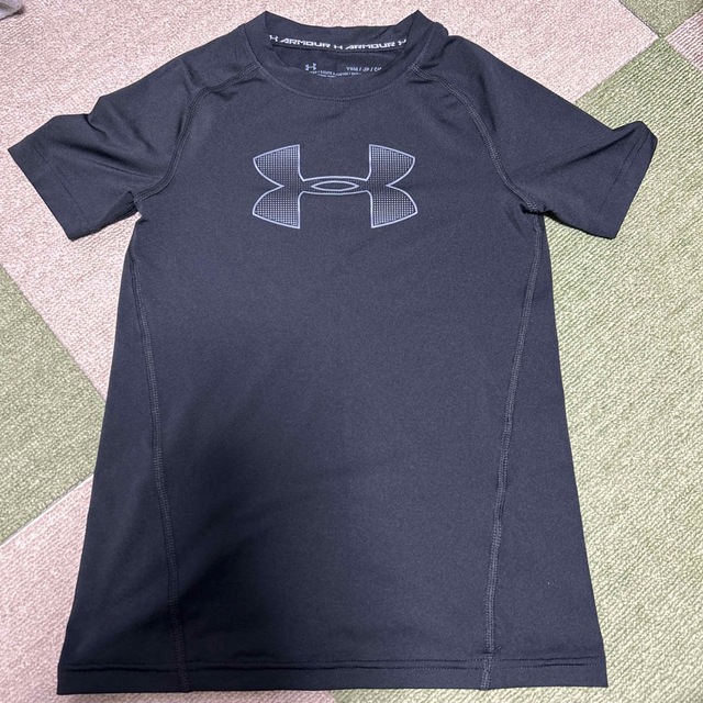 UNDER ARMOUR(アンダーアーマー)のお値下げ！アンダーアーマー　半袖アンダーシャツ YSM(130cm) スポーツ/アウトドアのサッカー/フットサル(ウェア)の商品写真