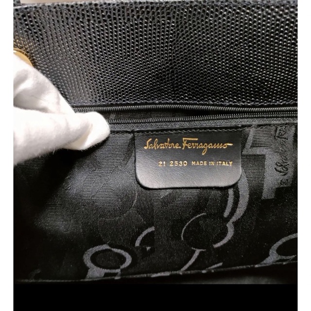 Salvatore Ferragamo(サルヴァトーレフェラガモ)の⭐️フェラガモ⭐️　ヴァラ トートバッグ リザード型押し レザー  黒　 レディースのバッグ(トートバッグ)の商品写真