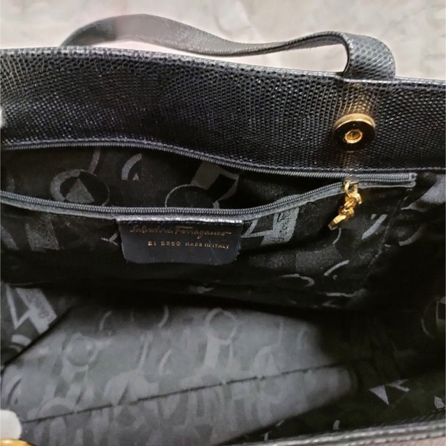 Salvatore Ferragamo(サルヴァトーレフェラガモ)の⭐️フェラガモ⭐️　ヴァラ トートバッグ リザード型押し レザー  黒　 レディースのバッグ(トートバッグ)の商品写真