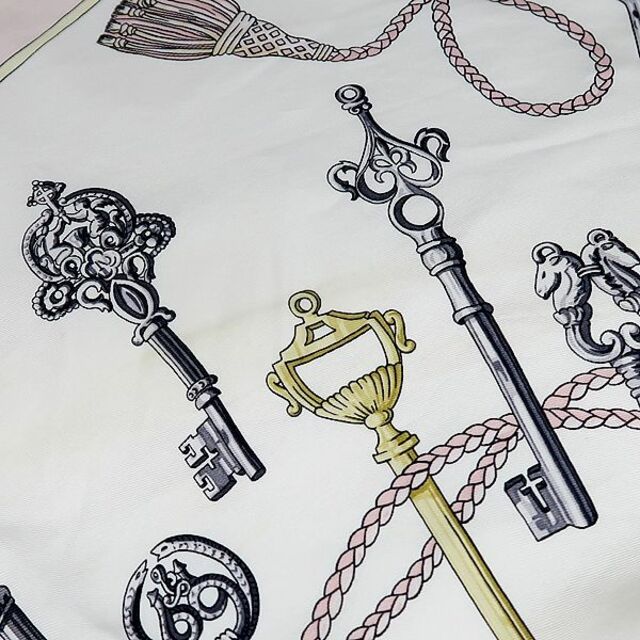 HERMES - HERMES エルメス カレ90 鍵柄 スカーフ シルク100%の HERMES - HERMES エルメス カレ90 鍵柄 スカーフ シルク100%の