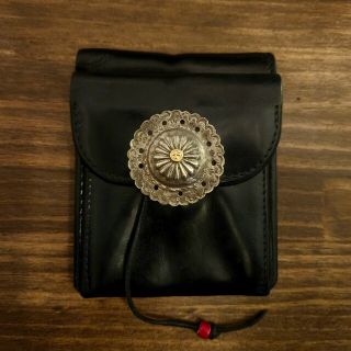 goro's ゴローズ 二つ折り財布 黒 金メタル付きフラワーコンチョ-