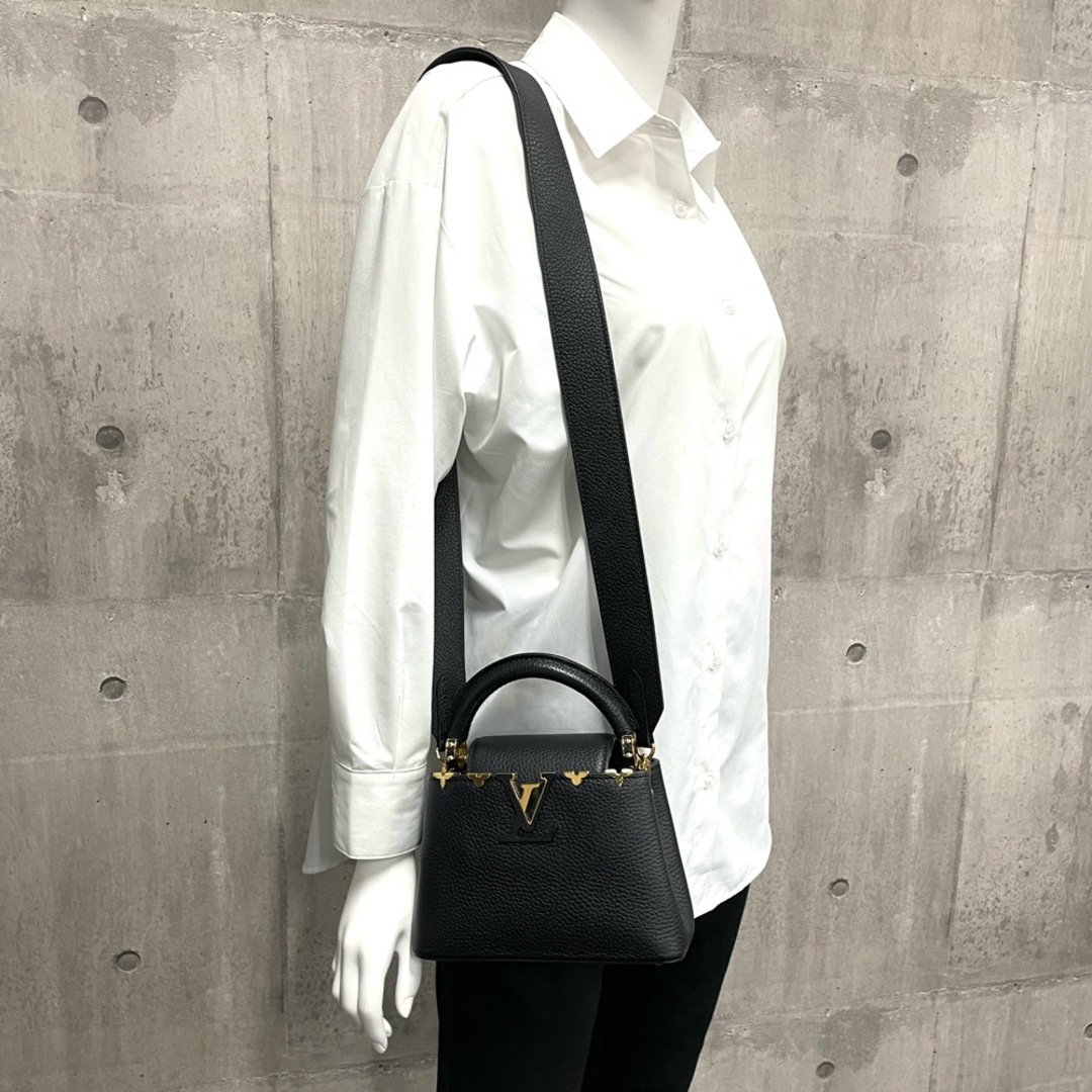 LOUIS VUITTON(ルイヴィトン)の【値下げ中】LOUIS VUITTON ルイヴィトン 2WAY カプシーヌ ミニ MINI ハンドバッグ ショルダーバッグ ブラック 黒 小さめ 鞄 かばん M56669  トリヨンレザー   ノワール ゴールド金具 レディース 定番 美品【中古品】 レディースのバッグ(ハンドバッグ)の商品写真