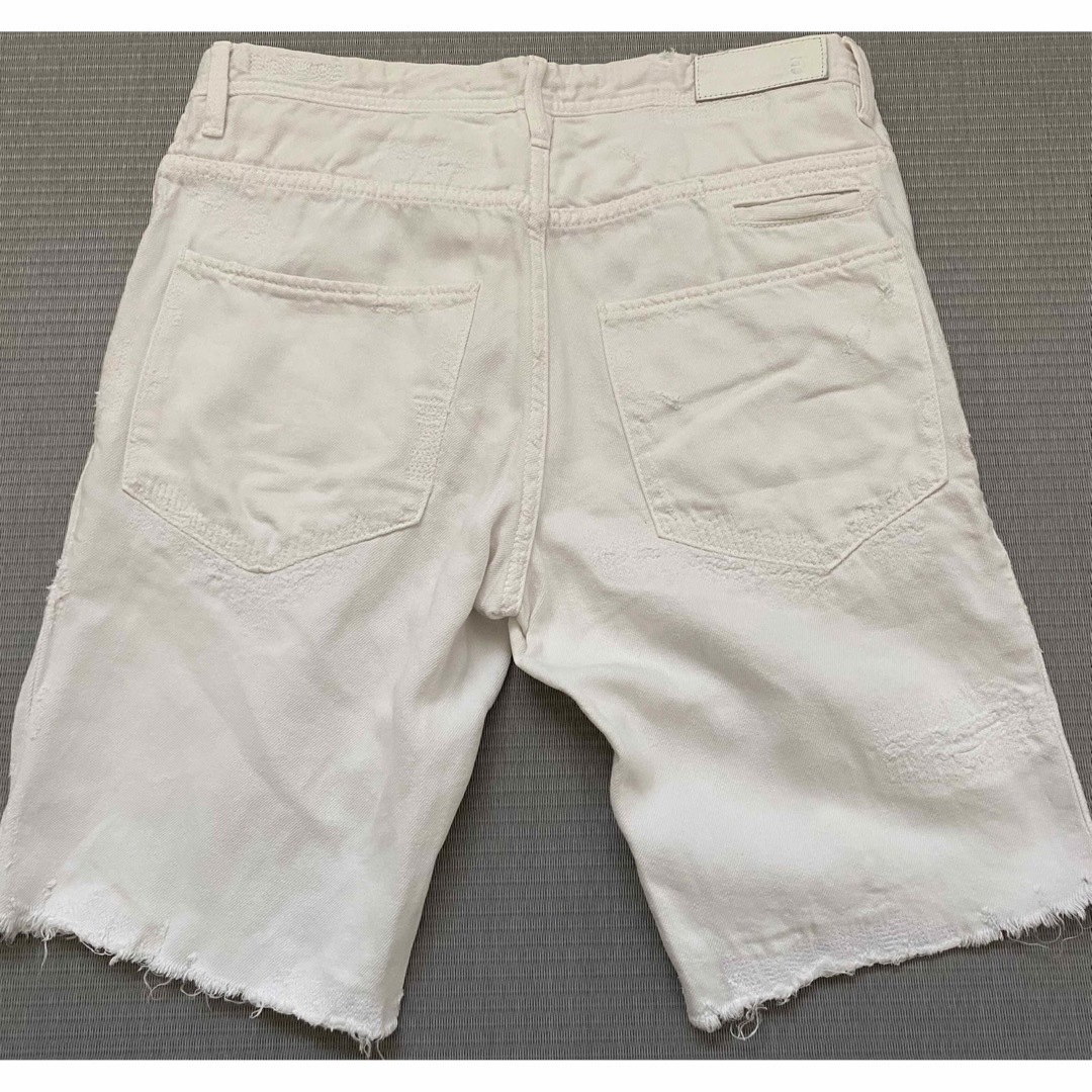 241(トゥーフォーワン)の【241 Co.】【e JEANS】メンズ　ハーフパンツ　白　ダメージ加工 メンズのパンツ(ショートパンツ)の商品写真