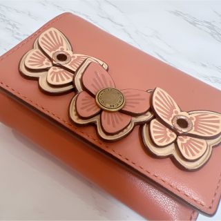 コーチ(COACH)の【美品】COACH コーチ バタフライアップリケ 財布 蝶々 ピンクベージュ(財布)