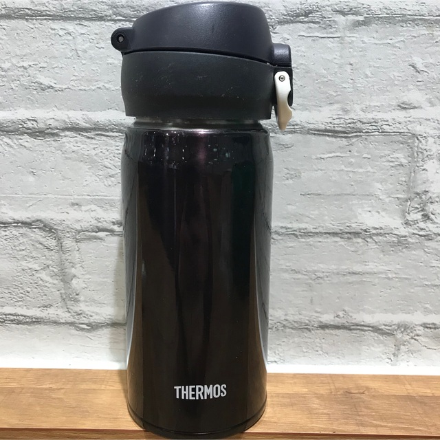 THERMOS(サーモス)のサーモス 水筒 黒 ブラック ディープパープル 紫 保温機能 保温 マグ インテリア/住まい/日用品のキッチン/食器(タンブラー)の商品写真