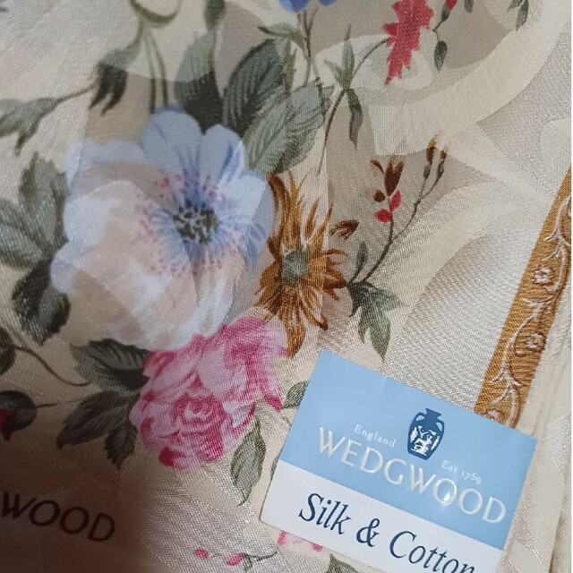 WEDGWOOD(ウェッジウッド)の値下げ📌ウェッジウッド☆シルク50%大判ハンカチーフ58×58🌹 レディースのファッション小物(ハンカチ)の商品写真