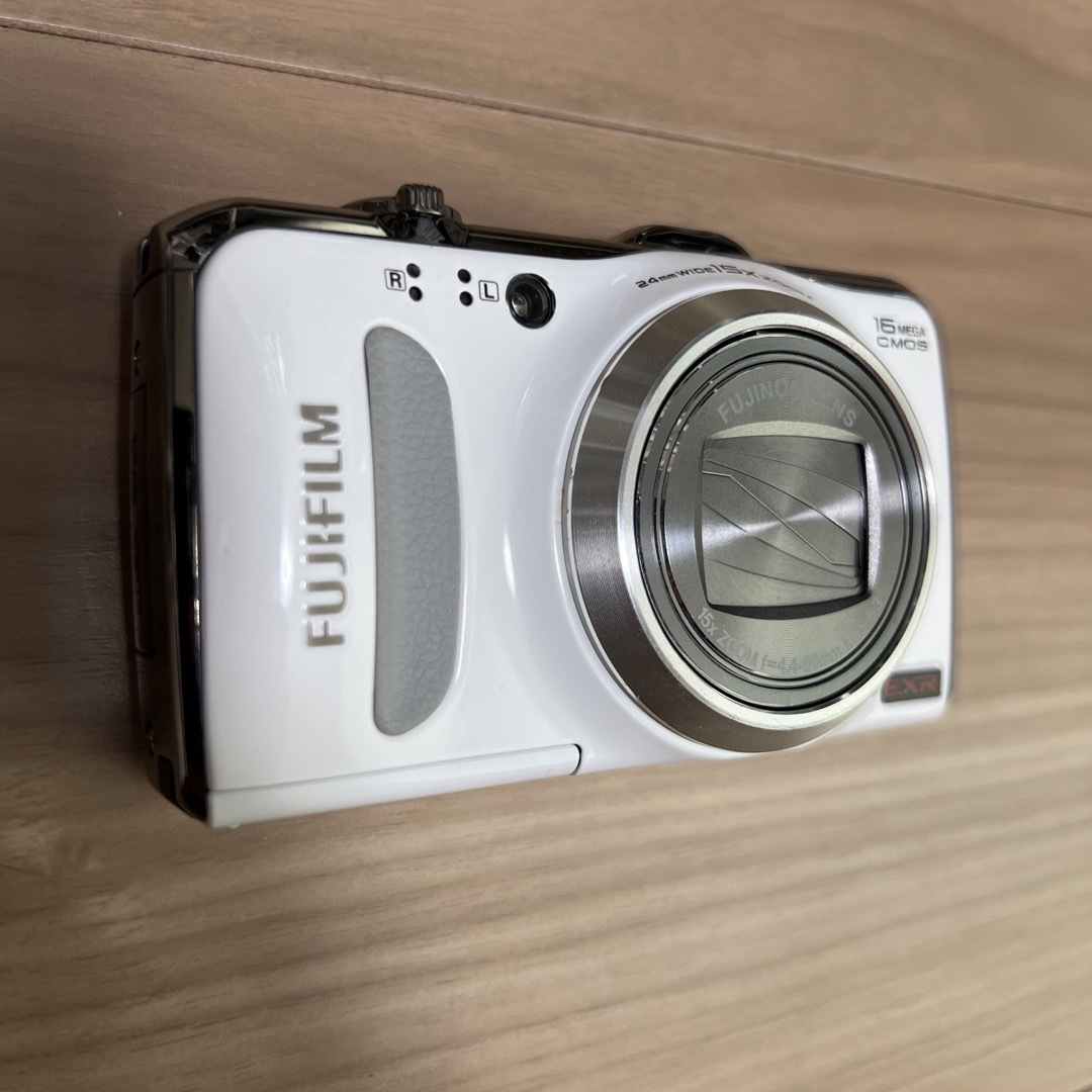 富士フイルム(フジフイルム)のFUJIFILM デジタルカメラ FinePix F550EXR ホワイト スマホ/家電/カメラのカメラ(コンパクトデジタルカメラ)の商品写真