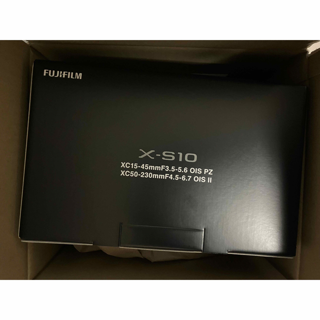 富士フイルム(フジフイルム)の【新品未開封】FUJIFILM X-S10 ダブルズームレンズキット スマホ/家電/カメラのカメラ(ミラーレス一眼)の商品写真