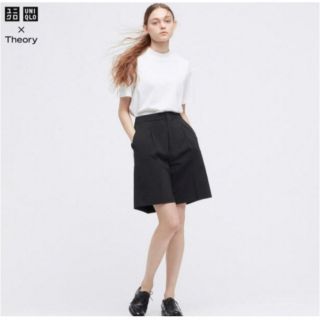 ユニクロ(UNIQLO)のユニクロ　Theory 感動タックイージーショートパンツ　コットンライク　M(ショートパンツ)