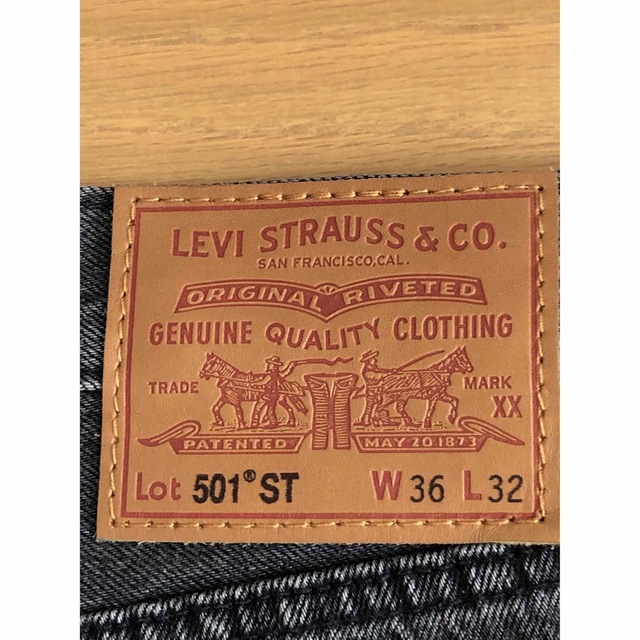 Levi's 501®︎SLIM TAPER ABYSS LOOKS BACK