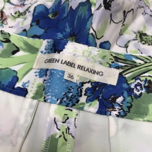 UNITED ARROWS green label relaxing(ユナイテッドアローズグリーンレーベルリラクシング)の花柄 ショートパンツ　青　白　GREEN LABEL フラワー レディースのパンツ(ショートパンツ)の商品写真