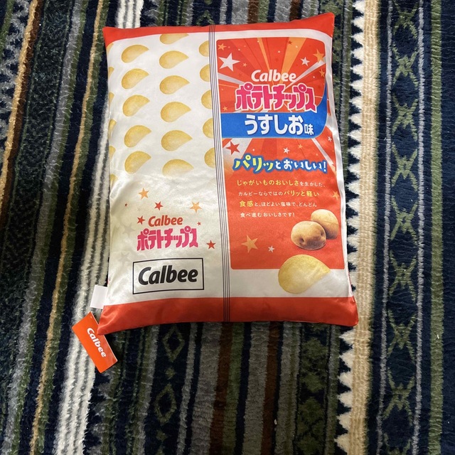 カルビー(カルビー)のCalbee ポテトチップス ダイカットクッション うすしお エンタメ/ホビーのおもちゃ/ぬいぐるみ(キャラクターグッズ)の商品写真