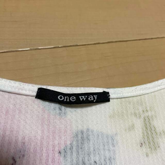 one*way(ワンウェイ)のONE WAY  花柄半袖Tシャツ　M レディースのトップス(Tシャツ(半袖/袖なし))の商品写真