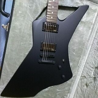 イーエスピー(ESP)の現在定価２６、４万円LTD SNAKEBYTE スネークバイト　黒(エレキギター)