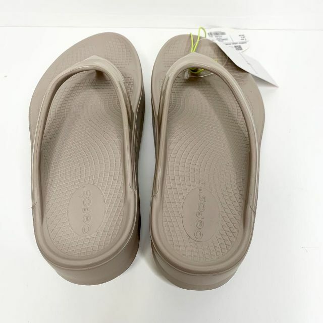 OOFOS(ウーフォス)の【新品】OOFOS OOMEGA Nomad ベージュ 24cm レディースの靴/シューズ(サンダル)の商品写真